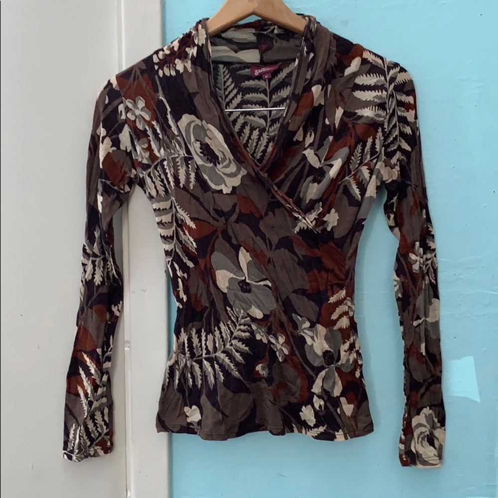 Salaam Medium V-Nexk Floral Long Sleeve Shirt